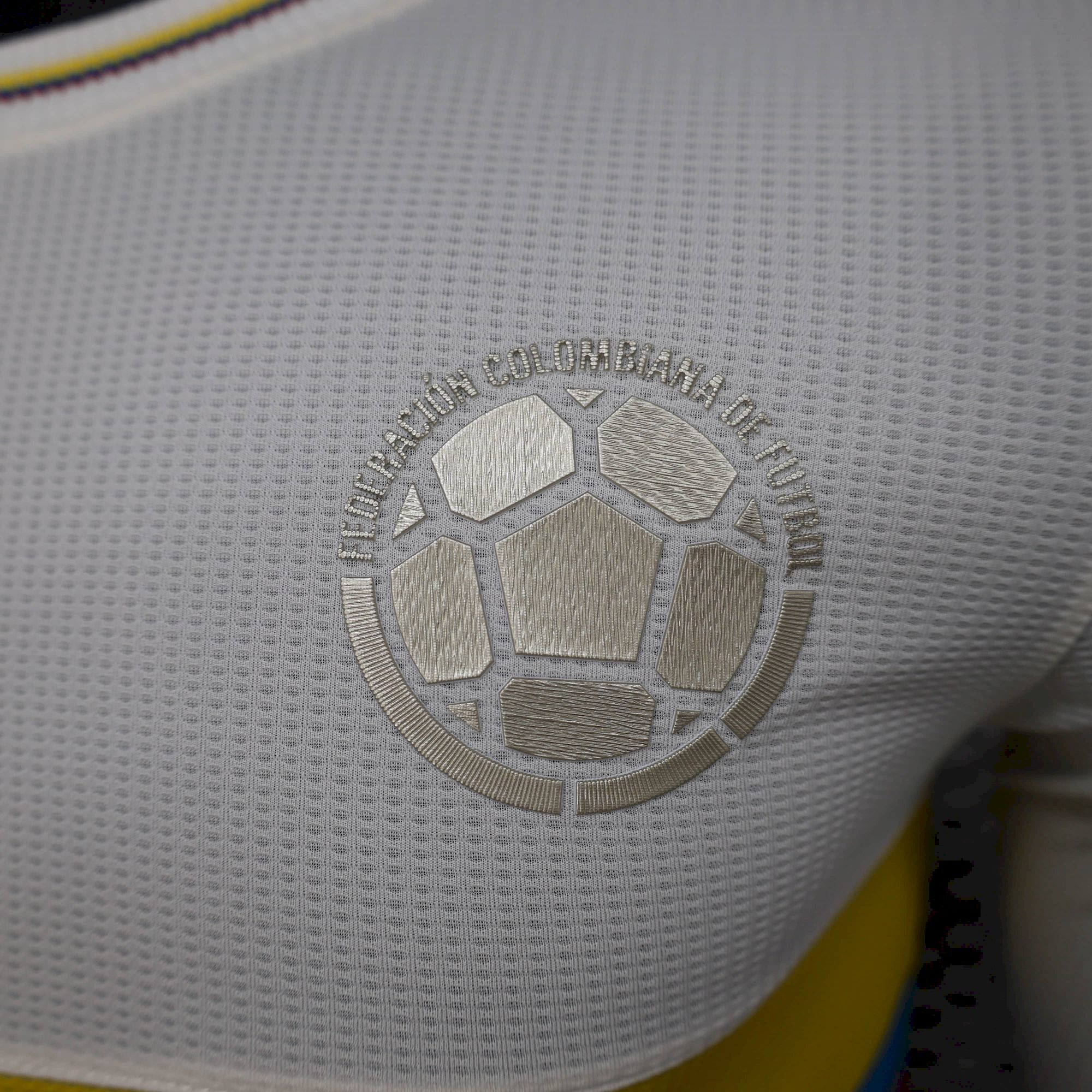 Player Colombia Memorial Edition Long Sleeve Special Edition 2526 Foot (8).jpg